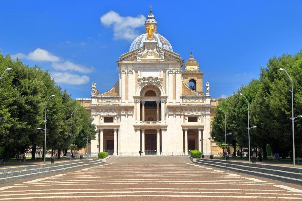 Hotel Hung Hung Кучинг Экстерьер фото