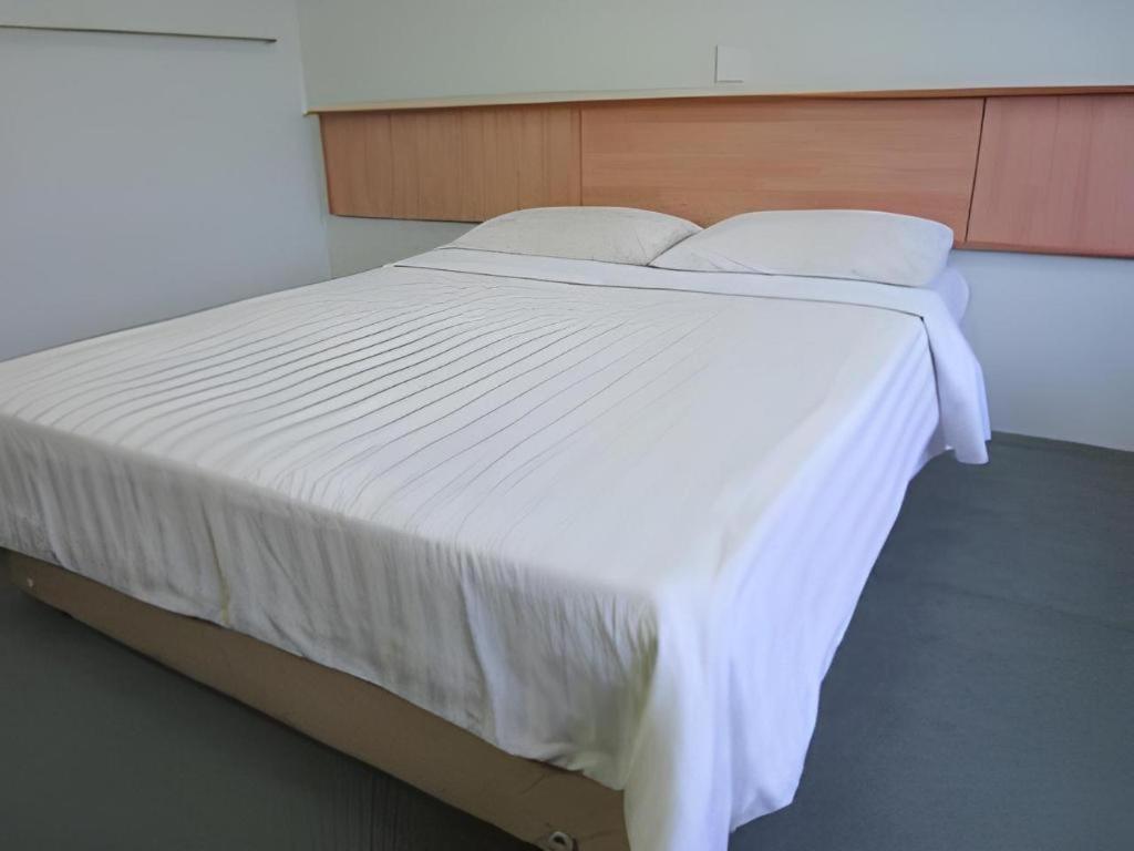 Hotel Hung Hung Кучинг Экстерьер фото